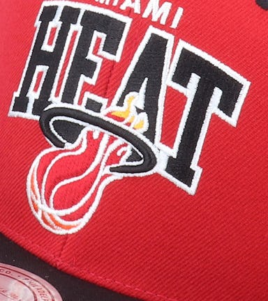 Miami Heat Team Arch 2 Tone Red/Black Snapback - Mitchell & Ness