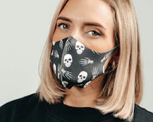 1-Pack Skulls & Skeleton Hands Face Mask - Zeri